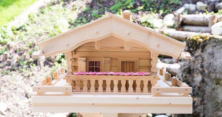 Vogelhaus Modell Almhütte mit Blumen
