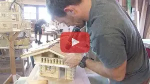 Vogelhaus Bausatz Tegernsee Dachschindeln montieren